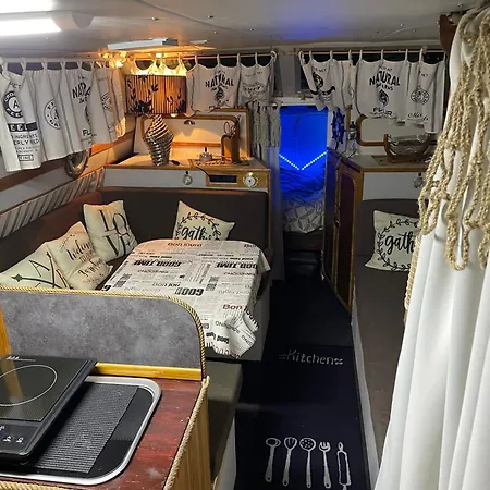 Ботель Bateau Lydia